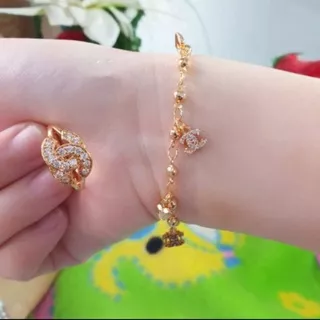 gelang free cincin motif Chanel,gelang titanium asli anti luntur anti karat,gelang perhiasan fashion wanita terbaru perhiasan mirip mas asli, perhiasan berlapis emas 24 k