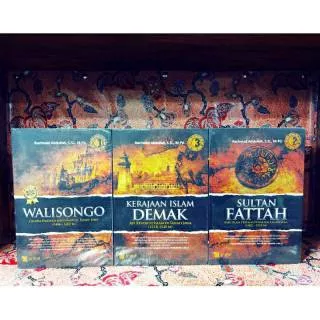 Buku sejarah trilogi revolusi islam di tanah jawa walisongo sultan fattah kerajaan islam demak