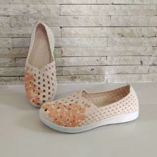 Sepatu Slip On Flatshoes Cream