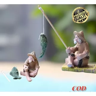 Miniatur patung pemancing kakek tua