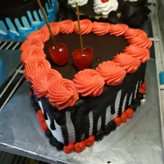 Kue Ultah Blackforest bentuk love hati siram coklat size 15cm (bonus lilin angka dan pisau kue)