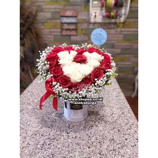 Artificial Flower Box Bunga Mawar Merah Putih Plastik Palsu Kotak Love Bulat Red White Rose Wedding Anniversary Birthday Gift Hati Hadiah Ucapan Ulang Tahun Pernikahan Kado Perkawinan Jadi Surprise Cinta Valentine 14 Februari Murah Cantik Mewah Romantis