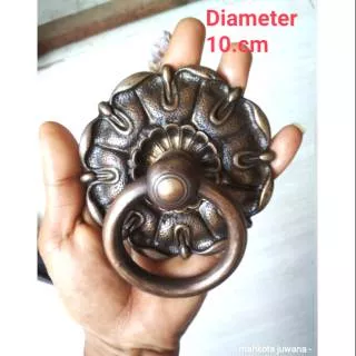 Door knocker. Ketukan pintu antik. Handel pintu. Hiasan pintu kuno