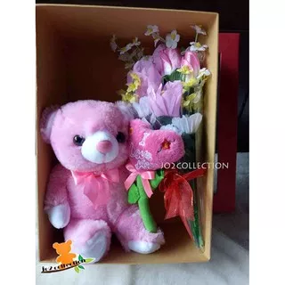 bouquet boneka teddy bear pink dalam rangkaian bunga dan coklat fererro rocher