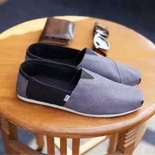 Sepatu Wakai Slop Casual Santai Pria / Spatu Wakay Kanvas Slip On Shoes Cowo Outdoor - Abu Hitam