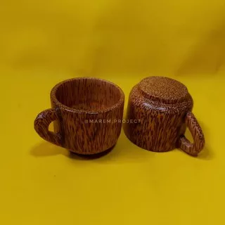 Cangkir kopi kayu kelapa atau glugu unik