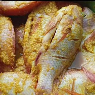 Ikan mas bumbu kuning siap goreng