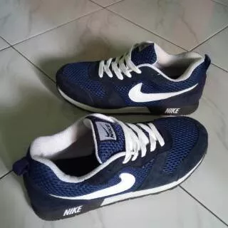 Sepatu olahraga nike / Nike waffle trainer / Nike md runner