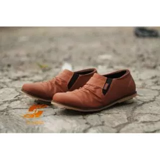 Sepatu Casual Slip On Pria D-Island Kerut Tan