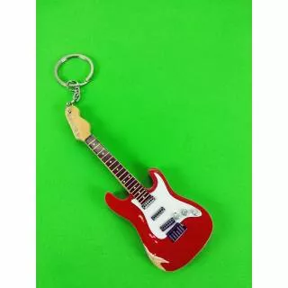 Gantungan kunci gitar fender stratocaster merah lecet