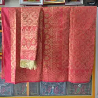 Kain songket tenun mesin motif pintu Aceh