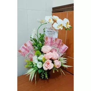 Rangkaian bunga Artificial + uang asli / Artificial flowers with money.