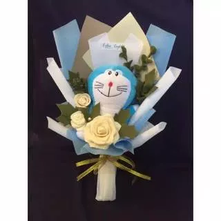 Buket bunga boneka doraemon wisuda bahan flanel murah