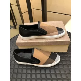 220825-Burberry Sepatu Kasual Pria Loafers