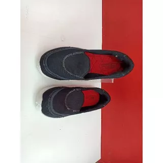 SEPATU SEKOLAH WANITA?????