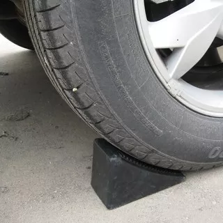 Karet ganjalan parkir ban ganjal mobil rubber wheel parking chock