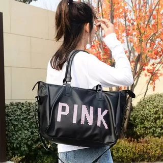 Tas SZ3473 Travel Olahraga Bag Kapasitas Besar tulisan PINK manik wanita import hitam selempang