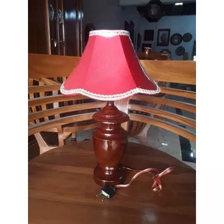 lampu duduk lampu hias lampu kamar dari kayu jati(kap merah)