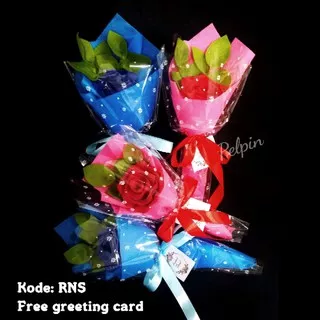 buket bunga mawar biru merah pink RNS + kartu ucapan hadiah wisuda ulang tahun anniversary
