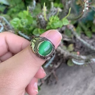 Cincin Batu Akik Zamrud Kalimantan Fenomena Cat Eye Ring Motif Bali Mewah Kantoran