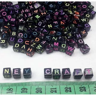 (100 pcs ) mote huruf kotak kubus hitam warna manik manik abjad alfabet bahan gelang
