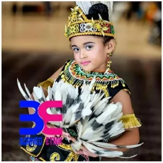 1 set kostum dayak anak SD besar atau SMP usia 8-12 th. baju adat cewek perempuan wanita anak anak kecil. kostum pakaian adat tradisional anak kecil. baju adat kalimantan anak kecil cewek. pakaian dayak tari dayak anak anak kecil. kostum borneo dayak ulu