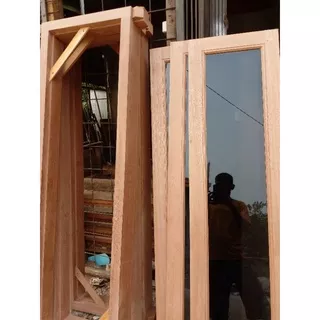 Satu set kusen+ daun jendela ukuran 150×40 cm bahan kayu mahoni