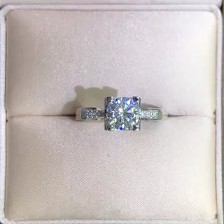 Cincin berlian moissan dengan platina PT950 berlapis perak sterling adalah pilihan pertama untuk hadiah dengan kepala banteng pembuka bertatah mikro, tidak memudar dan tidak alergi batu utama 1 karat 2 karat Cincin cincin FL warna D 8-20 sertifikat GRA