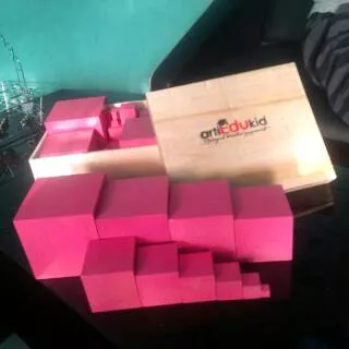 Pink tower apparatus montessori dengan packing kotak kayu wooden block mainan edukasi