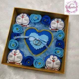 Tempat bantal cincin bentuk love boneka doraemon buket box bunga mawar flanel kotak mika