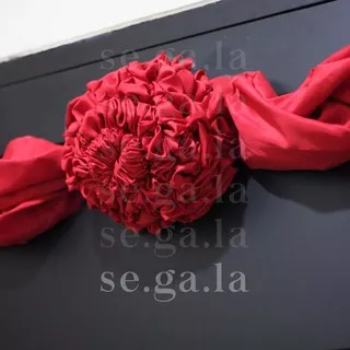 Kain Merah / Kain Sangjit / Kain Dekorasi Wedding / Kain Pintu Nikah . 1 bunga . bahan 5 meter