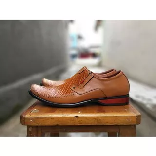 sepatu pantofel pria tan kickers slop aladin