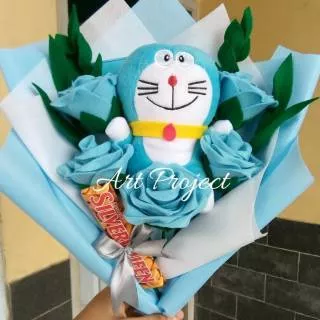 Buket bunga flanel plus coklat dan boneka Doraemon