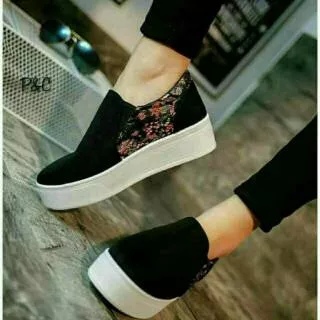 KETS HITAM UM2 BUNGA