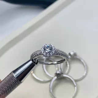 Cincin Solitaire Halo Bulat Dua Jalur Listring Mas Putih Emas Asli Kadar 750 17K White Gold Diamond Look