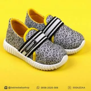 Sepatu sport anak