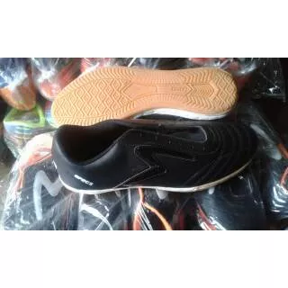 Sepatu futsal hitam riel