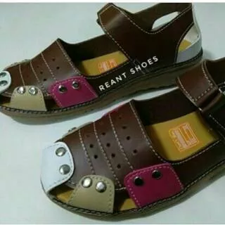 Sepatu sandal sneaker