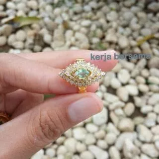 Cincin wanita berlian eropa mata utama zamrud colombia ikat emas motif getas