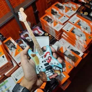 miniatur gitar BILLIE JOE GREEN DAY hiasan pajangan rak dinding koleksi miniatur gitar 1 : 4