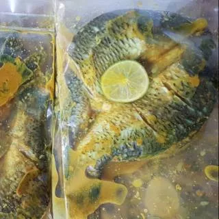 Ikan Mas bumbu kuning siap goreng