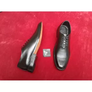 Sepatu Wholecut Oxford Pria Warna Hitam | Sepatunisme