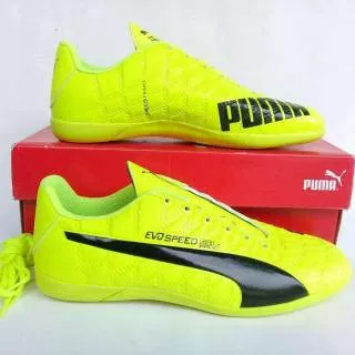 Sepatu futsal puma