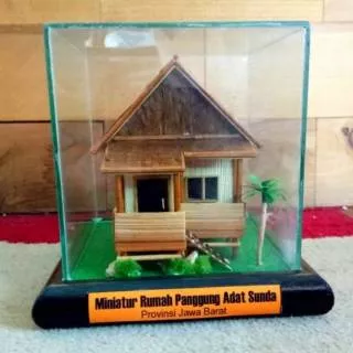 Miniatur rumah panggung adat sunda