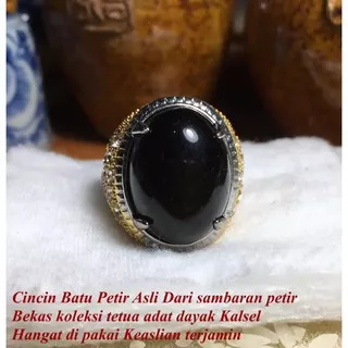 Cincin Batu Petir Hitam Asli bekas Pakaian Sepuh dayak Langka