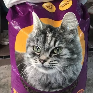 Makanan kucing BOLT