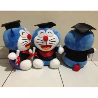 Boneka wisuda Kucing Doraemon Dora Emon toga lulus kelulusan unik lucu