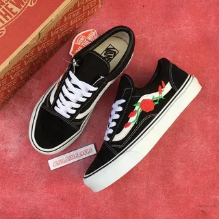 Vans Oldskool Rose - Sneakers Wanita Hitam Putih Motif Bunga