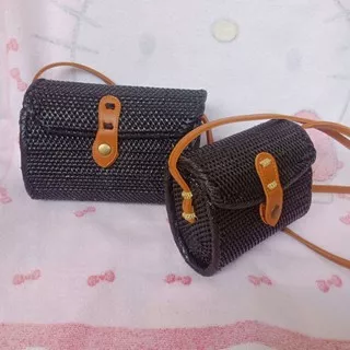 Tas rotan bali / lombok model  dompet / amplop terbaru dan termurah warna putih , hitam dan coklat size 21 cm