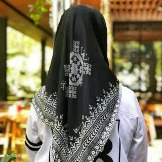 Hijab voal segiempat motif bee mee kw hitam kerudung kekinian cantik